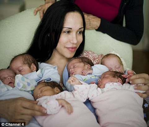 Nadya Suleman, một phụ nữ ở California, với 6 trong số 8 đứa trẻ mà cô sinh ra năm 2009